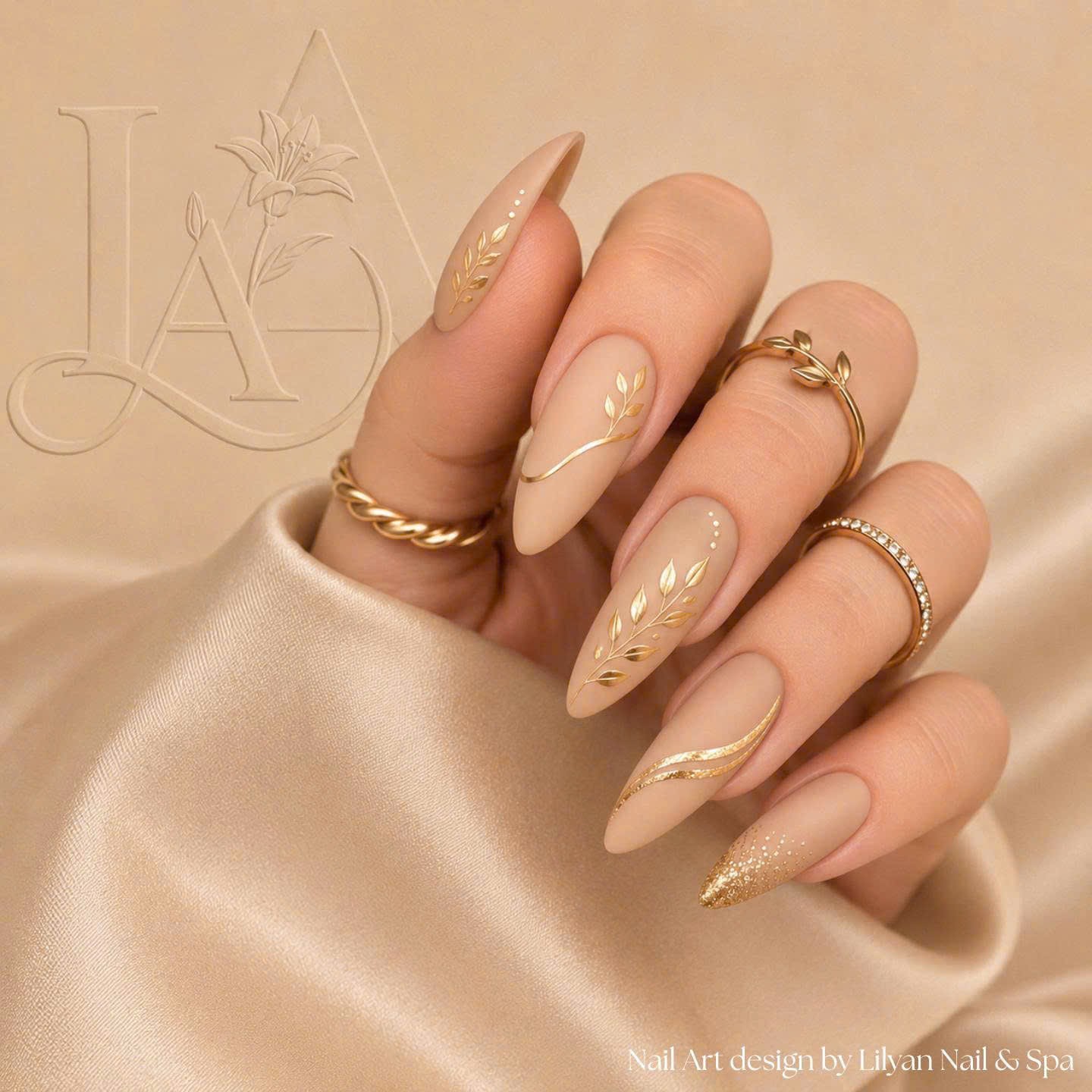 Mẫu nail nude họa tiết lá vàng