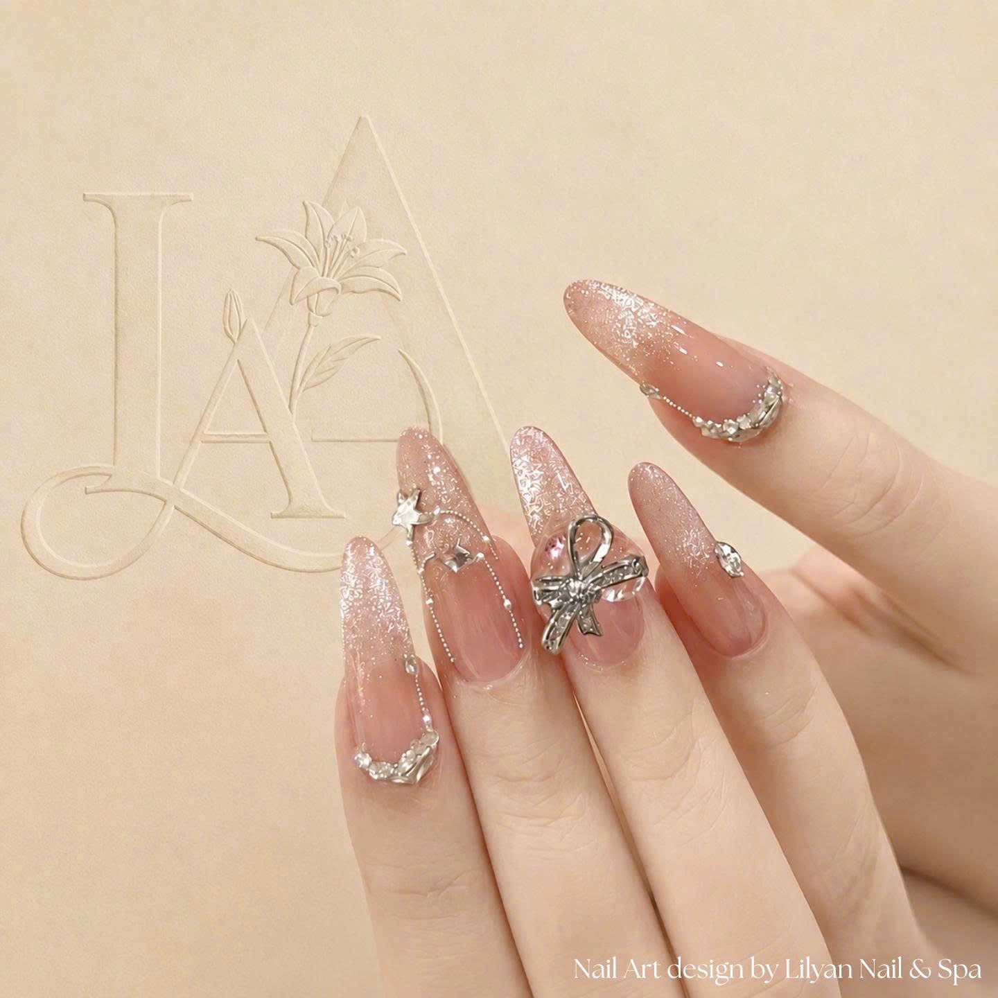 Mẫu nail hồng đính nơ bạc