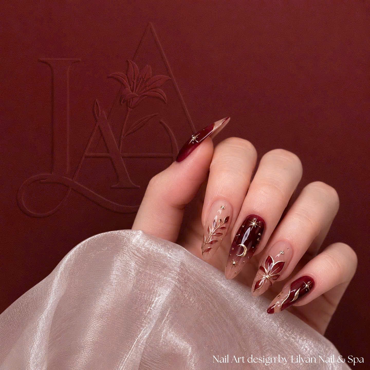 Mẫu nail đỏ burgundy với hoa và trăng sao