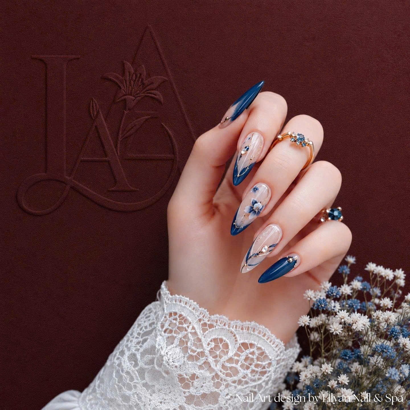 Mẫu nail xanh với hoa và đá